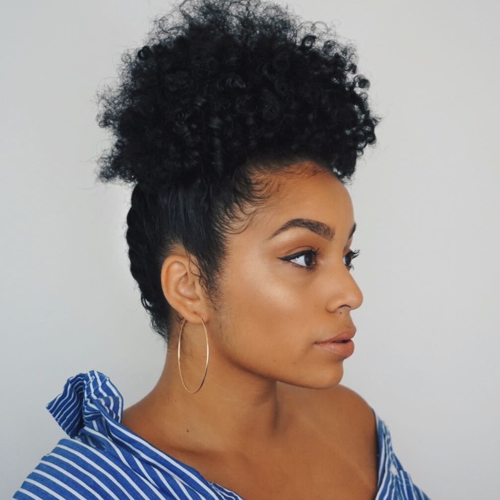 brinco com cabelo preso afro puff