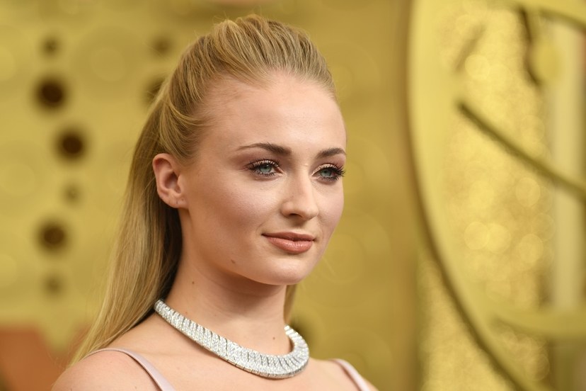 colar da sophie turner no emmy awards