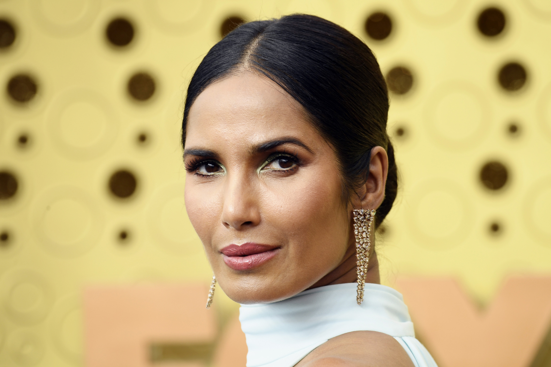 padma lakshmi brincos no emmy