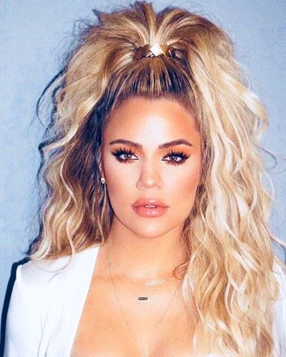 Penteado de ano novo inspirado na Kardashian