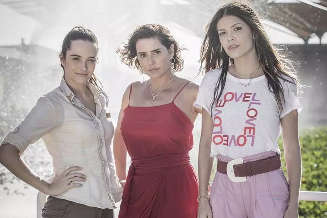 Luna (Juliana Paiva) / Alexia (Deborah Secco) / Kyra (Vitória Strada)