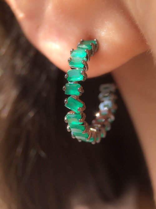 Argola Pequena Com Zirconias Esmeralda E Banho De Rodio Negro - Image 2