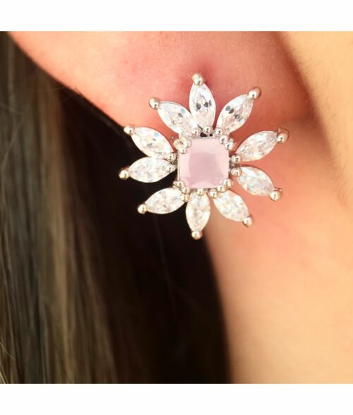 Brinco Charmoso De Flor Com Zirconias Cristais E Rosa - Image 2