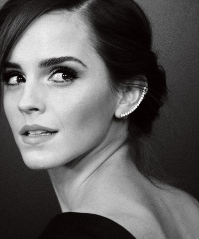 Atriz Emma Watson usando um ear cuff delicado