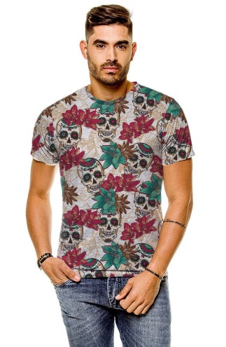 Modelo masculino usando blusa estampada