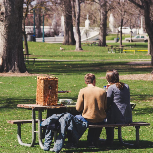 Casal no parque comemorando bodas de 1 ano de namoro