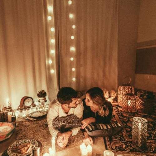 Casal comemorando bodas de 1 ano de namoro