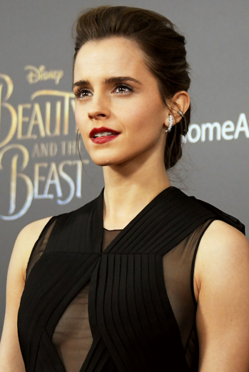 Emma Watson usando ear hooks