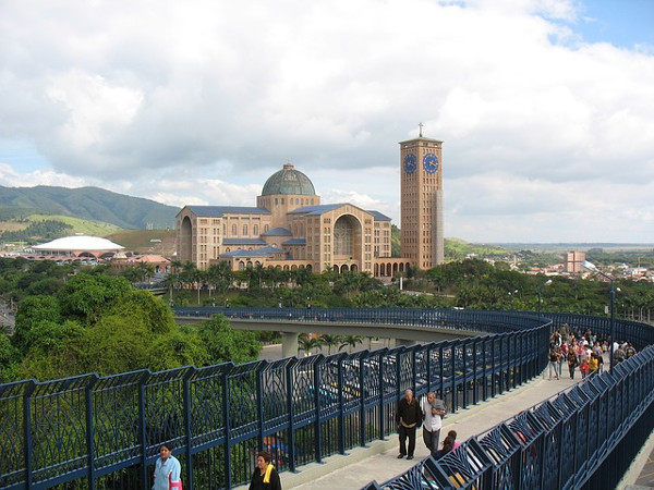 Imagem panorâmica da Basílica de Nossa Senhora Aparecida