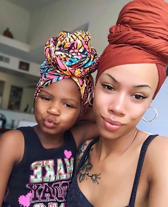 Mãe e filha usando turbante