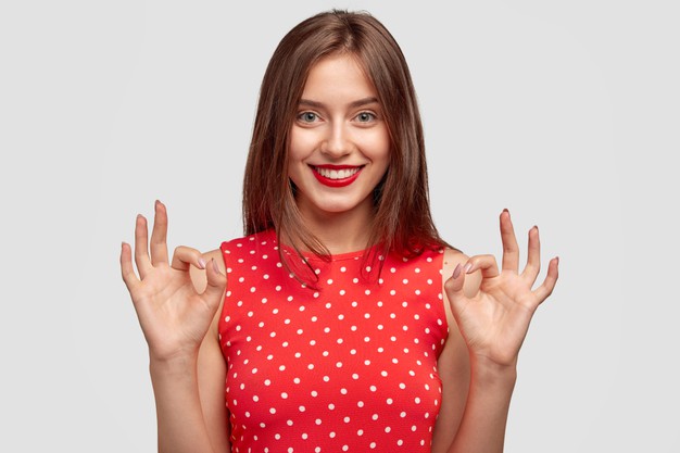 vestido vermelho de bolinha