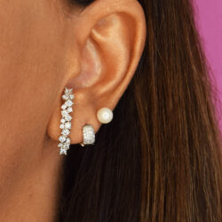 brinco ear hook moderno com pedras cristais e banho de rodio, mini argolinha cravejada de zirconias cristais e brinco pérola de luxo joias finas em prata 925 waufen