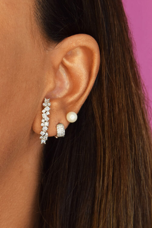brinco ear hook moderno com pedras cristais e banho de rodio, mini argolinha cravejada de zirconias cristais e brinco pérola de luxo joias finas em prata 925 waufen